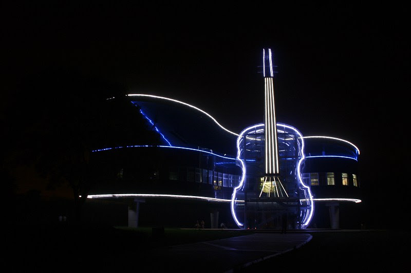 Sıra Dışı ve İlginç 10 Mimari Tasarım - The Piano House'un Gece Manzarası