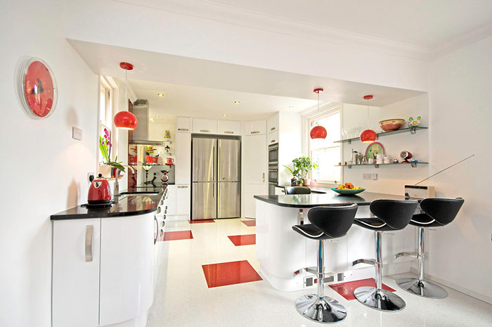 kırmızı beyaz mutfak resmi