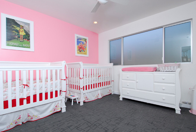 pembe beyaz bebek odası