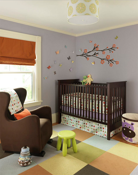 Ağaç kaplamalı şık bebek odası modeli