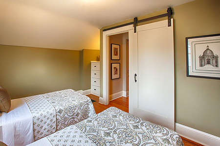 Beyaz yatak odası kapılarına enfes bir örnek