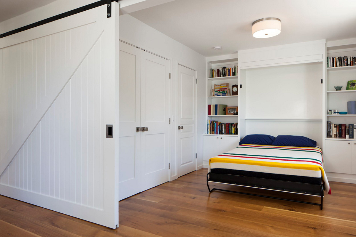 Büyük sürgülü yatak odası kapılarına beyazın nefis bir örneği