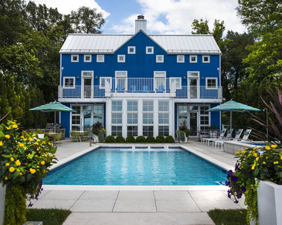 Havuzlu büyük mavi ev