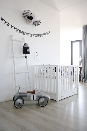 Minimalist bebek odası modeli, beyaz ve sadelik ön planda
