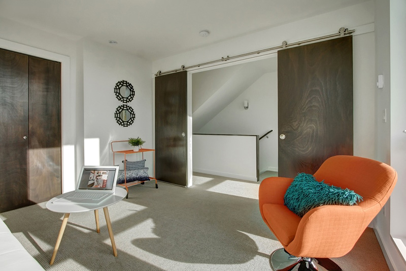 Modern yatak odası kapılarına iyi örnek teşkil edecek gri rengi