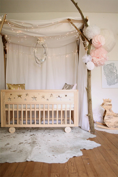 Oldukça saf ve doğal bir öeneğe benzeyen oda, otantik bebek odası modellerine iyi bir örnek