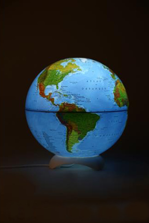 Dünya haritalı küre abajur.