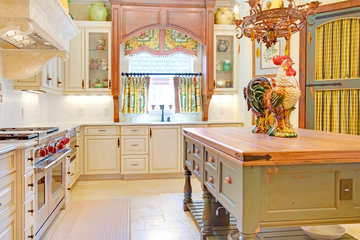Renkli ve cap canlı bir mutfağa yakışır bir mutfak perdesi çeşidi..