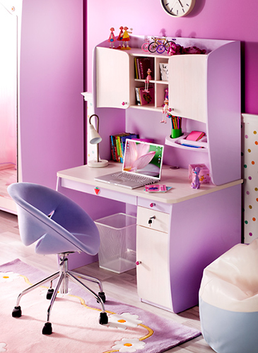 Mor renkli kız çocuk için özel tasarlanmış çocuk masası ve dolabı..