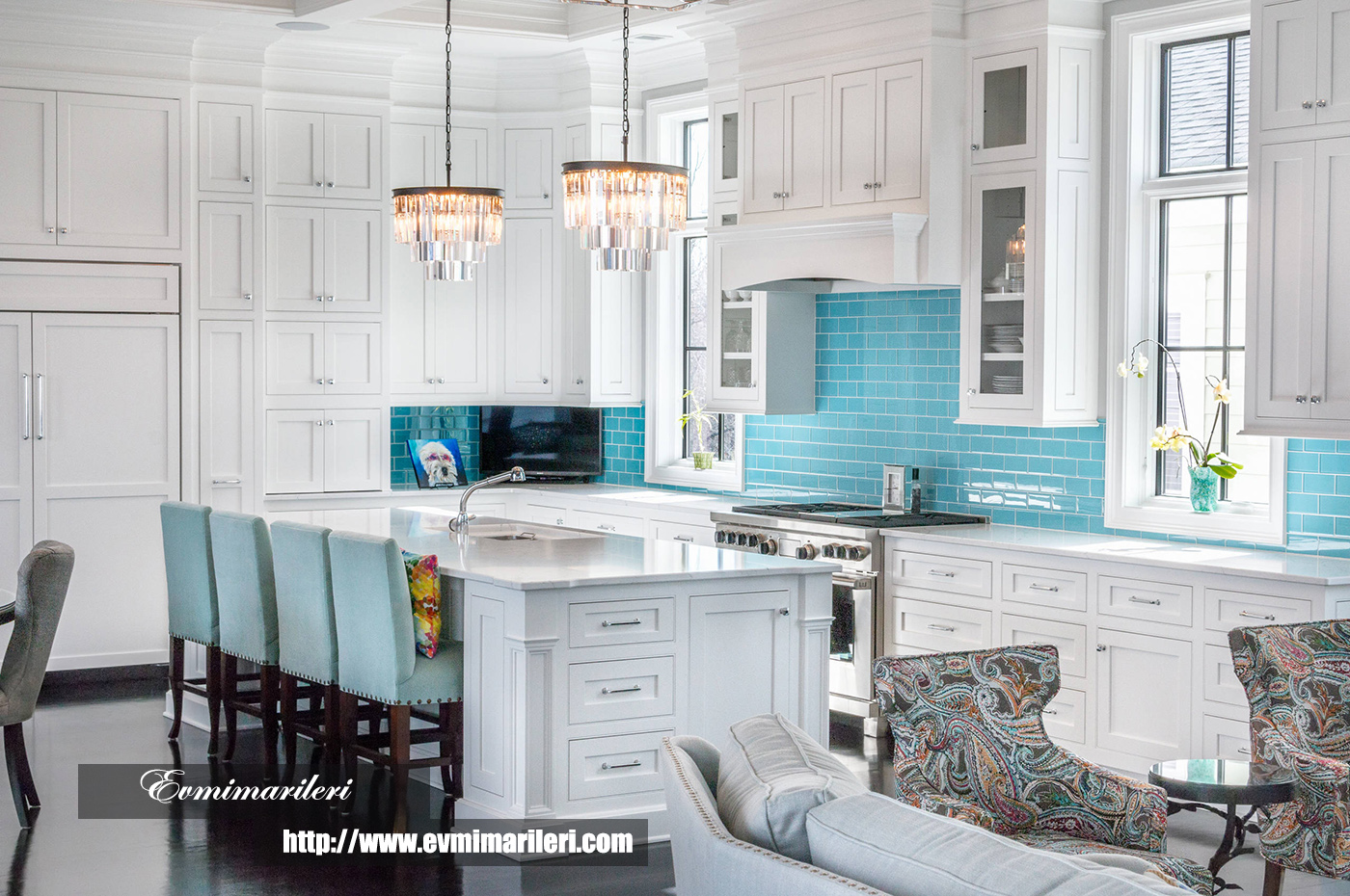 Beyaz ve mavi mutfak tasarımı
